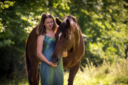 AdobeStock Mädchen + Pfer171890822©Nadine Haase