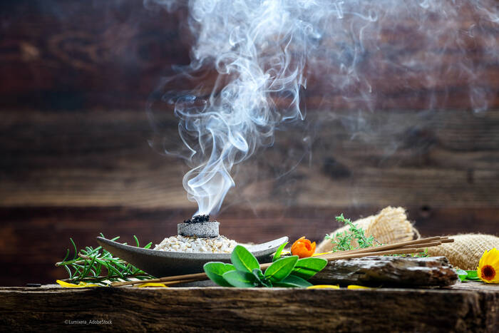 Räuchern am Mittsommerfeuer